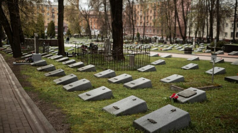 Remont grobu zbiorowego wojennego 44 więźniów KL Auschwitz-Birkenau w Wodzisławiu Śląskim przyspiesza dzięki dofinansowaniu od Ministerstwa Kultury