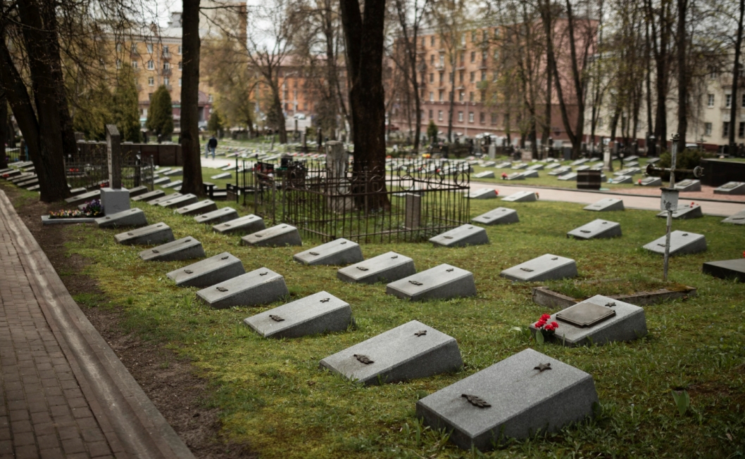 Remont grobu zbiorowego wojennego 44 więźniów KL Auschwitz-Birkenau w Wodzisławiu Śląskim przyspiesza dzięki dofinansowaniu od Ministerstwa Kultury