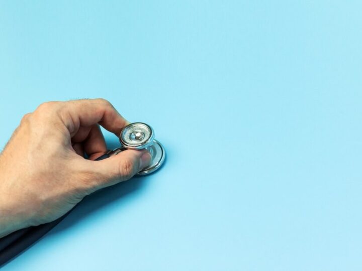 Skuteczna pomoc dla ofiar przemocy: Konferencja o „Niebieskich Kartach” i problemie alkoholowym