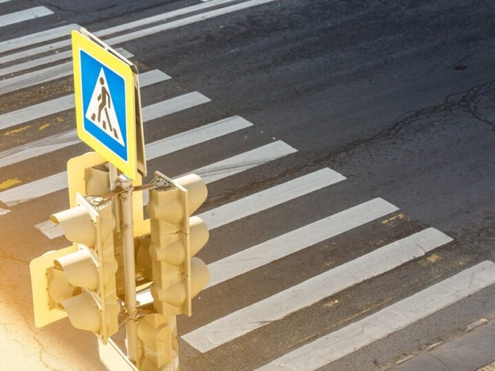 Odblaski ratują życie: jak zwiększyć widoczność w trudnych warunkach drogowych