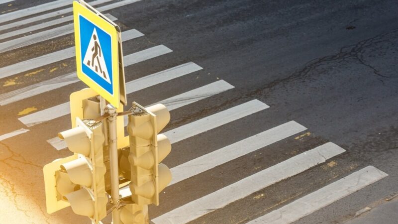 Odblaski ratują życie: jak zwiększyć widoczność w trudnych warunkach drogowych