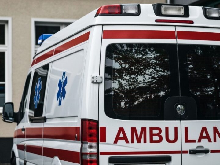 Policjanci ratują nietrzeźwego mężczyznę śpiącego na chodniku w mroźną noc