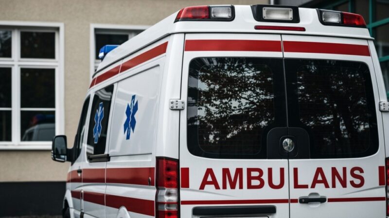 Policjanci ratują nietrzeźwego mężczyznę śpiącego na chodniku w mroźną noc