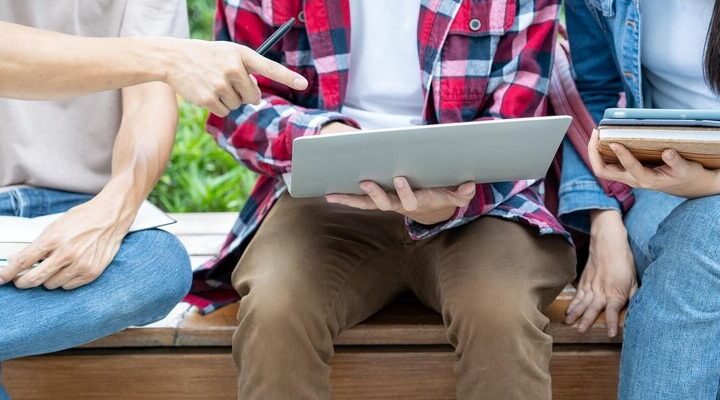 Patriotyzm w szkołach: Uczniowie śpiewają hymn