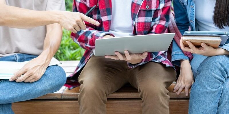 Patriotyzm w szkołach: Uczniowie śpiewają hymn