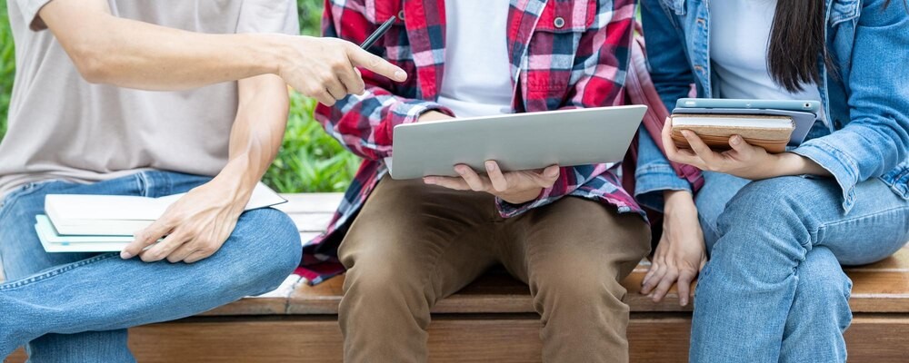 Patriotyzm w szkołach: Uczniowie śpiewają hymn