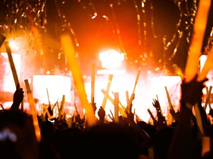 Sekstet RETRO rozgrzeje serca podczas „Kolędowania pod chmurką