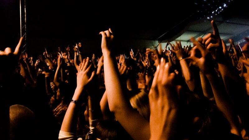 Folkowe Rytmy: Koncert, który Łączy Pokolenia!