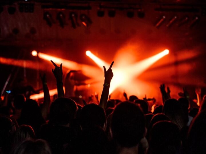 Muzyczna podróż z Osiecką: Koncert „Stacja – Osiecka” znów na scenie!