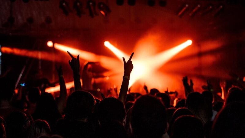 Muzyczna podróż z Osiecką: Koncert „Stacja – Osiecka” znów na scenie!