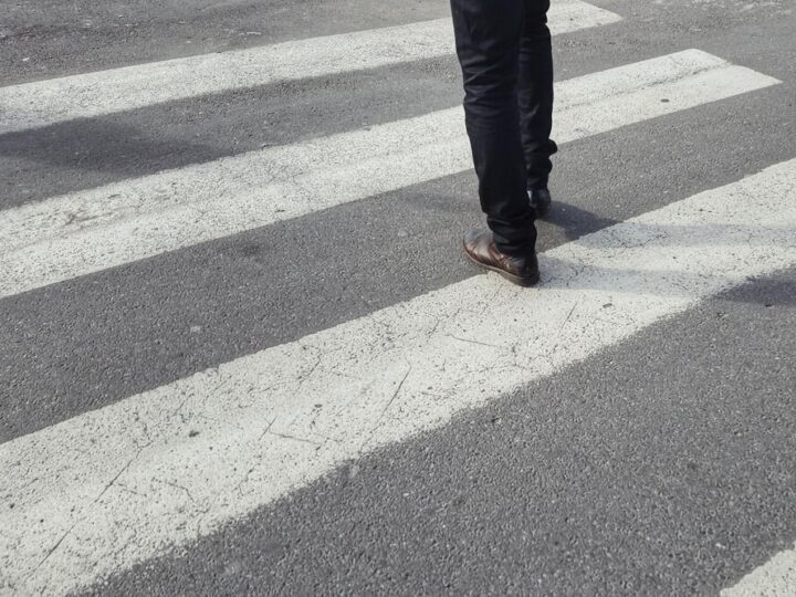 Pijana piesza w niebezpieczeństwie: wtargnęła na jezdnię na czerwonym świetle