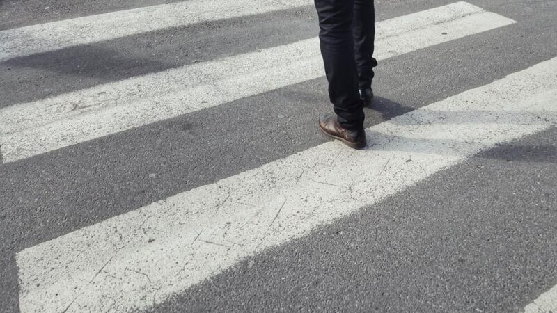 Pijana piesza w niebezpieczeństwie: wtargnęła na jezdnię na czerwonym świetle