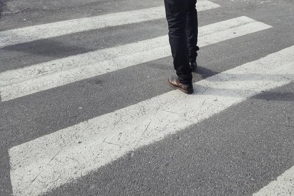 Pijana piesza w niebezpieczeństwie: wtargnęła na jezdnię na czerwonym świetle