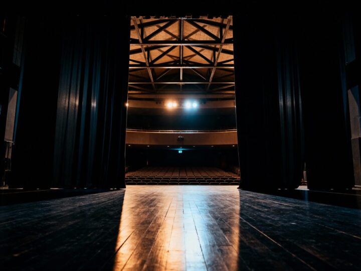 Trzy Świnki na Scenie: Familijna Przygoda Pełna Wrażeń!