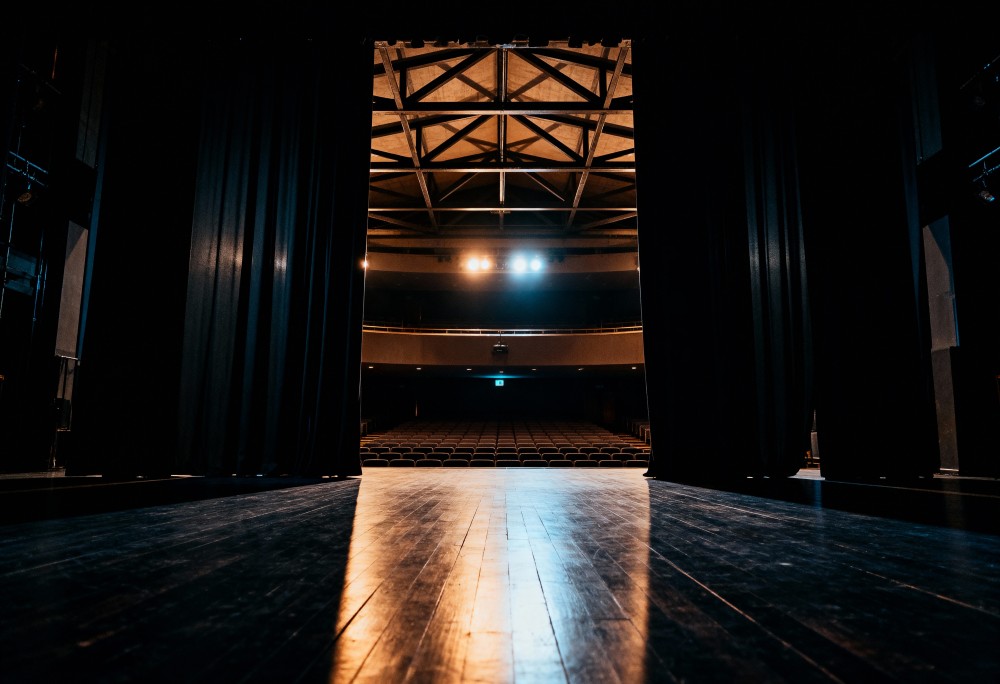 Trzy Świnki na Scenie: Familijna Przygoda Pełna Wrażeń!