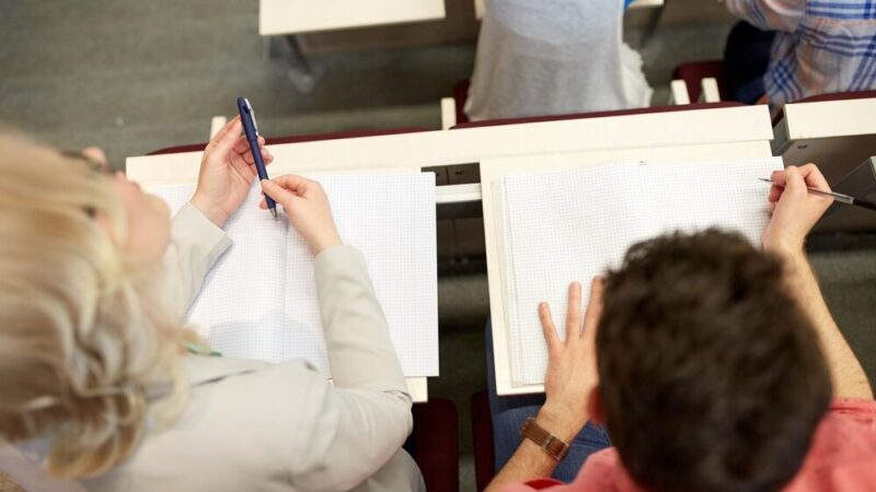 Międzypokoleniowe Dialogi: Darmowe Wykłady dla Seniorów w Rybniku