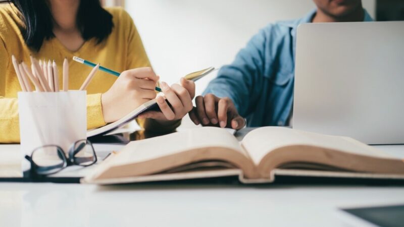 Licealiści wkraczają na rynek pracy: praktyki w lokalnych firmach w ramach „Zawodowego Debiutu”