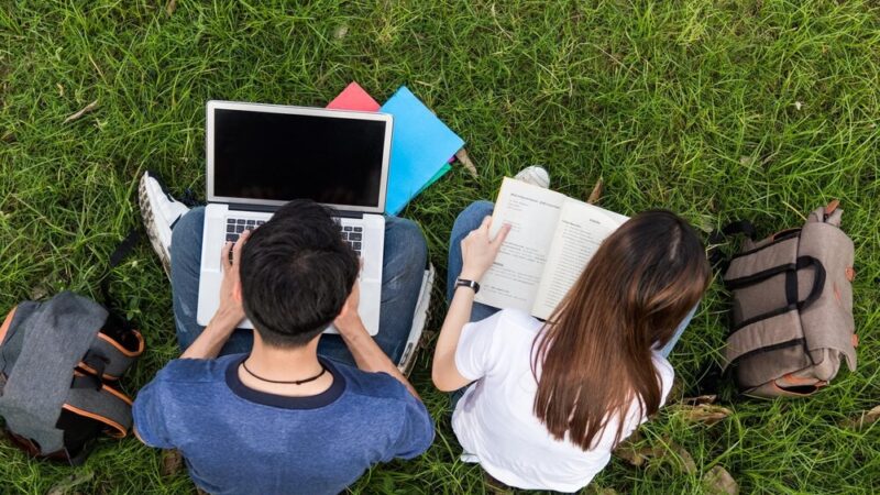 Energetyczna nocna powtórka do matury w Wodzisławiu: wspólne przygotowania pełne wiedzy