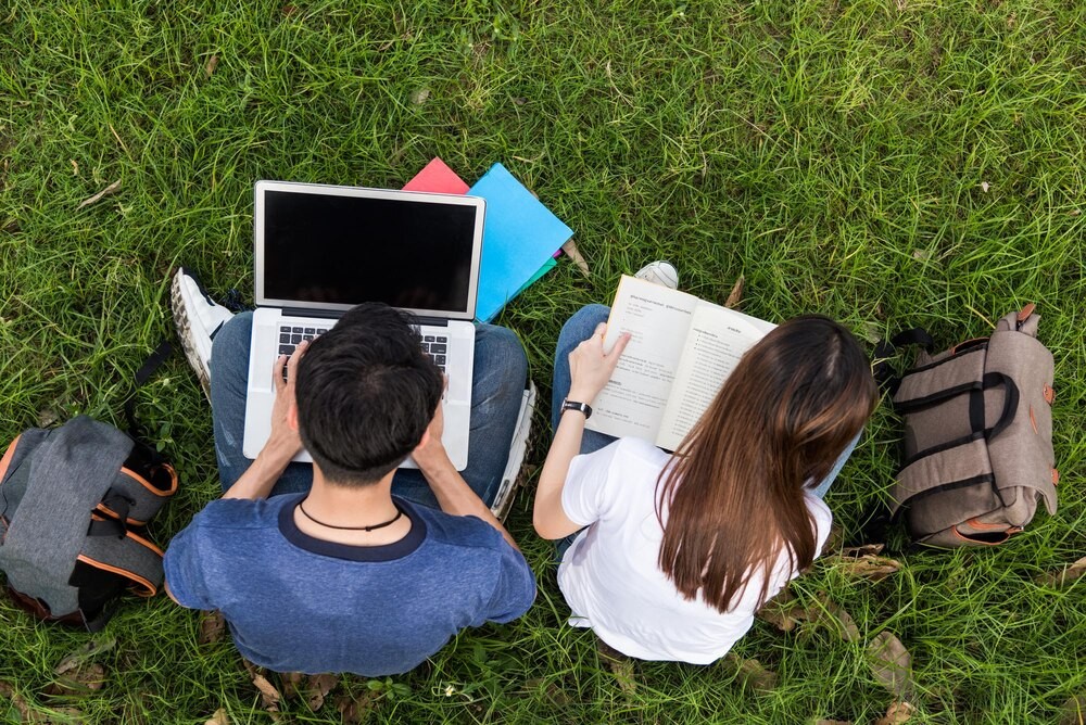 Energetyczna nocna powtórka do matury w Wodzisławiu: wspólne przygotowania pełne wiedzy