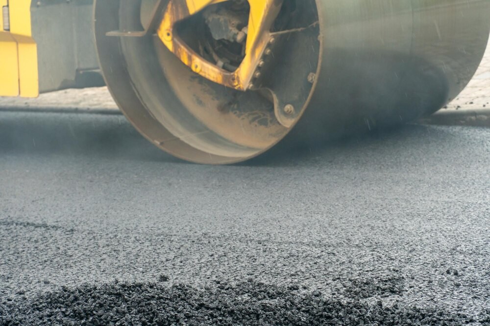 Nowa droga na ul. 1 Maja w Mszanie: Prace w pełnym toku!