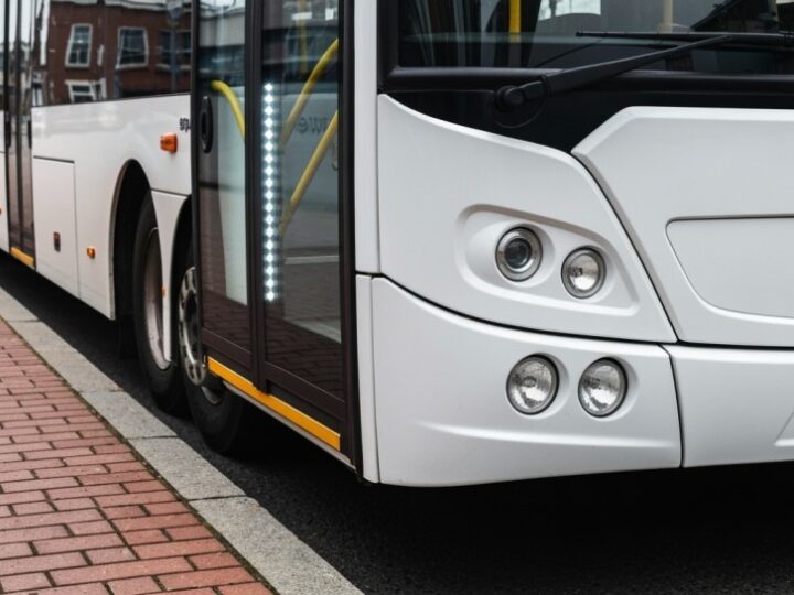 Ekologiczne innowacje na drogach Wodzisławia: Hybrydowe autobusy IVECO już w ruchu!
