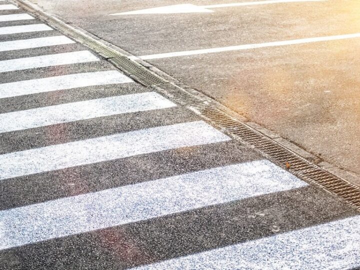 Mały gest, wielka pomoc – jak policjant uratował dzień mężczyzny z białą laską