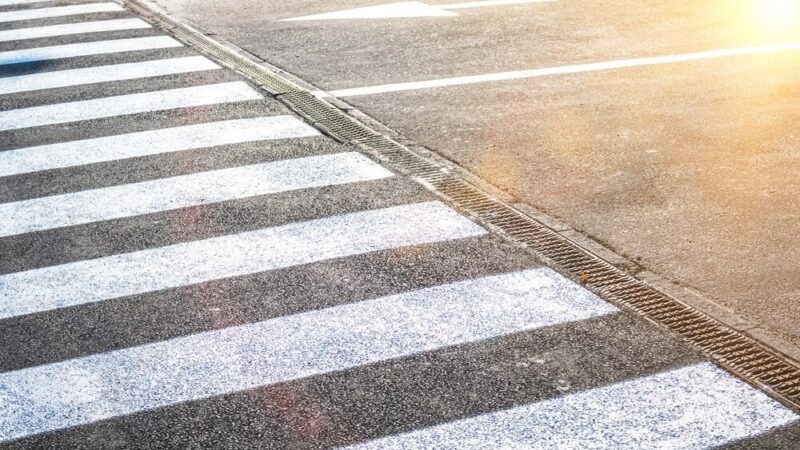 Mały gest, wielka pomoc – jak policjant uratował dzień mężczyzny z białą laską