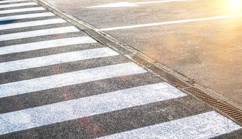 Mały gest, wielka pomoc – jak policjant uratował dzień mężczyzny z białą laską